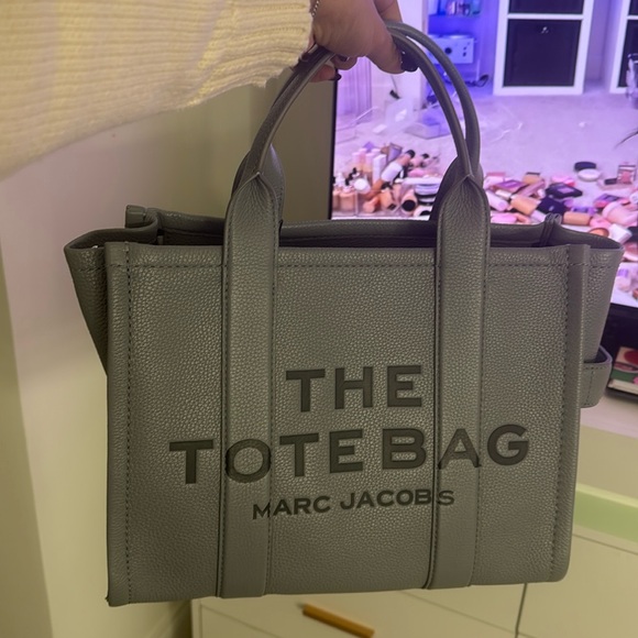 Marc Jacobs - THE LEATHER
MEDIUM TOTE BAG NWT - WOLF (GRAY) + Dustbag! - Picture 3 of 4